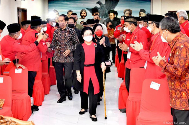 Presiden Jokowi bersama Megawati Soekarnoputri di Rakernas PDIP di Lenteng Agung, Jakarta Selatan, Selasa (21/6/2022). Foto: Agus Suparto/Presidential Palace
