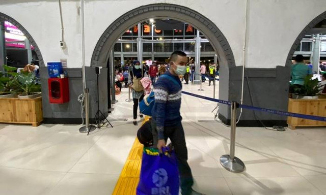 POTRET SALAH SATU STASIUN KERETA API DI MOMEN LIBUR LEBARAN. Serang Pria membawa tas dan perbekalan. Foto: Dokumentasi pribadi.