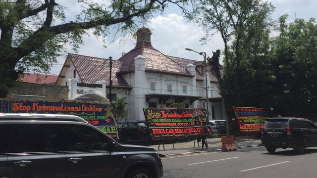 Karangan bunga mendukung dokter G di PN Medan. Foto: Rahmat Utomo/kumparan