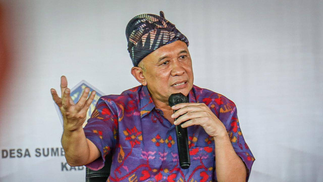 Menteri Koperasi dan UKM Teten Masduki di Balai Desa Sumberklampok, Buleleng, Bali, Selasa (21/6/2022). Foto: Humas Kemenkop UKM