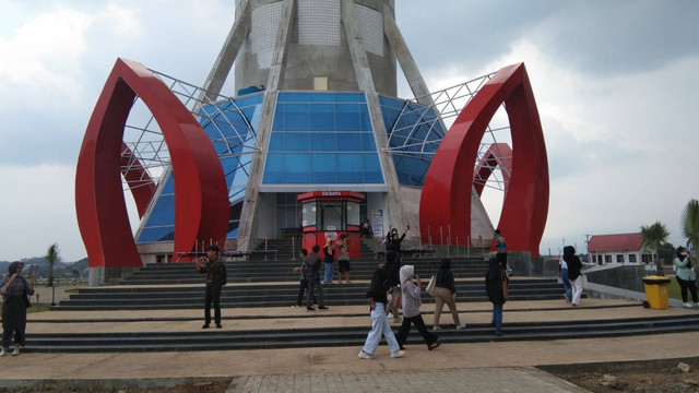 Keadaan Menara Pandang Teratai yang terletak di Jalan Bung Karno, foto tersebut diambil pada siang hari pukul 13:07.  Foto milik pribadi penulis
