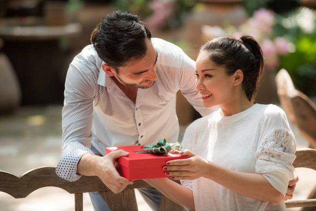 Ilustrasi memberikan hadiah kepada pasangan. Foto: Shutterstock