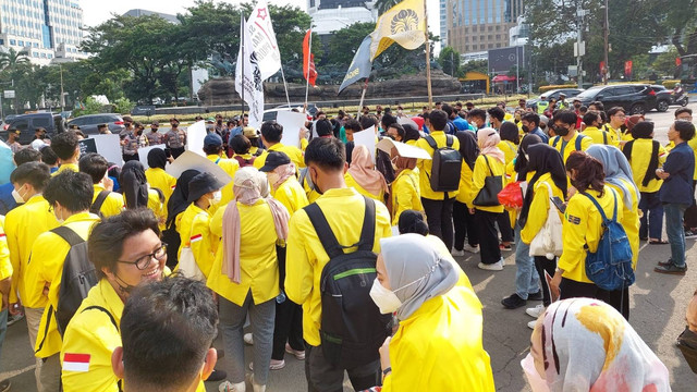 BEM UI demo tolak RKUHP bermasalah di kawasan Patung Kuda, Jakarta Pusat, Selasa (21/6/2022). Foto: Fachrul Irwinsyah/kumparan
