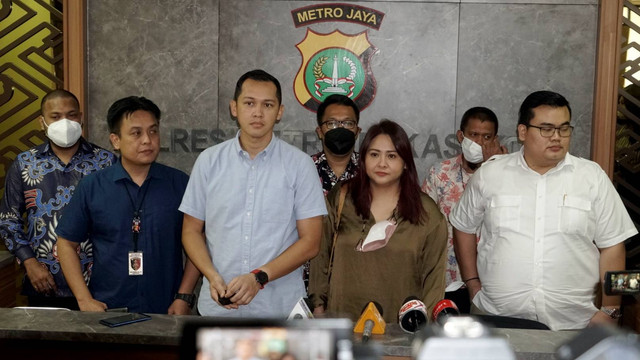 Penyanyi Audy Item memberikan keterangan pers di Polres Bekasi Kota, usai menjadi saksi terkait laporan pemukulan yang dilakukan Iko Uwais, Selasa (21/6/2022). Foto: Iqbal Firdaus/kumparan
