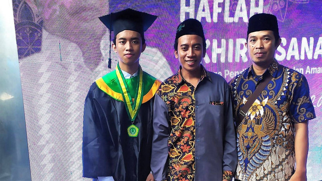 Musisi muda, Ali Azhar D (kiri), berfoto saat hari kelulusannya di MA Ponpes Amanatul Ummah Surabaya. FOTO: Dok Istimewa