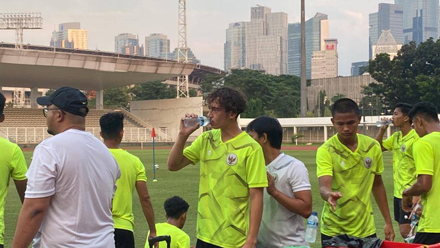 Jim Croque (tengah) berlatih bersama Timnas U-19 Indonesia di Stadion Madya, Jakarta, Selasa (21/6/2022). Foto: Soni Insan Bagus L/kumparan