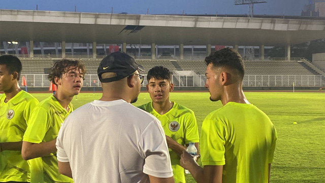 Jim Croque, Max Christoffel, dan Kai Boham saat menjalani TC Timnas U-19 Indonesia di Stadion Madya, Jakarta, pada Selasa (21/6/2022). Foto: Soni Insan Bagus L/kumparan