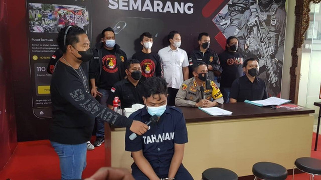 Rizky Saiful (22), driver taksi online pelaku pelecehan dan perampokan terhadap seorang wanita saat dihadirkan dalam jumpa pers. Foto: Intan Alliva/kumparan