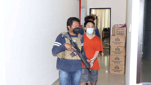 Tersangka kasus penusukan WN China di Polres Metro Jakarta Barat. Foto: Polres Metro Jakarta Barat