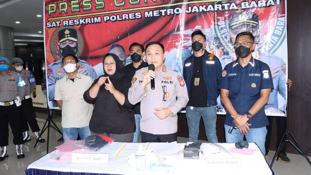Jumpa pers kasus penusukan WN China di Polres Metro Jakarta Barat. Foto: Polres Metro Jakarta Barat