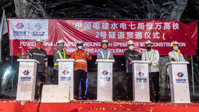 Seremoni penyelesaian tunnel dua proyek Kereta Cepat Jakarta-Bandung (KCJB) di Jatiluhur, Kabupaten Purwakarta, Jawa Barat, Selasa (21/6/2022). Foto: Aprillio Akbar/Antara Foto