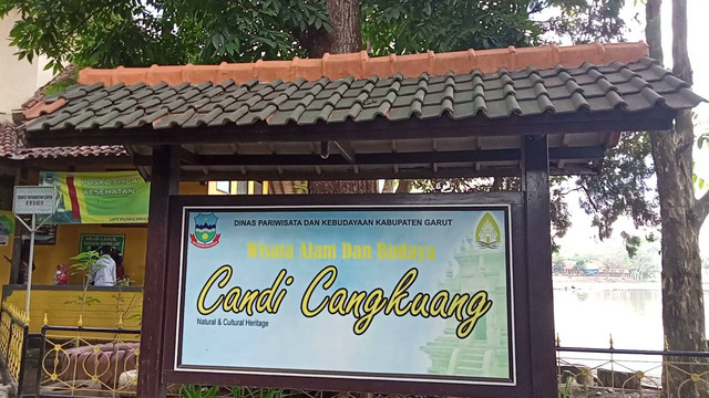 Ilustrasi spanduk di pintu masuk Kompleks Candi Cangkuang (Sumber foto: Dokumentasi pribadi)