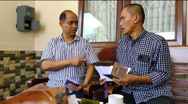 Mantan Wali Kota Tegal 2009-2014 Ikmal Jaya (kiri) saat menerima tamu di kediamannya di Kelurahan Kraton, Tegal Barat, Kota Tegal, Selasa (21/6/2022).