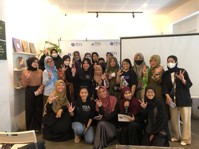 Anggota TDA Perempuan Surbaya usai acara workshop seni fotografi produk. dok