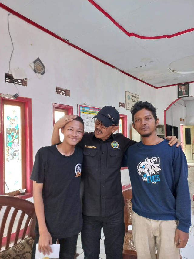 Ketua DPRD Kabupaten Indramayu, H. Syaefudin menjenguk keluarga Reni, tenaga kerja Indonesia (TKI) asal Desa Kedokanbunder, Kecamatan Kedokanbunder, Kabupaten Indramayu yang menjadi korban kekerasan di Taiwan. (Tomi Indra)