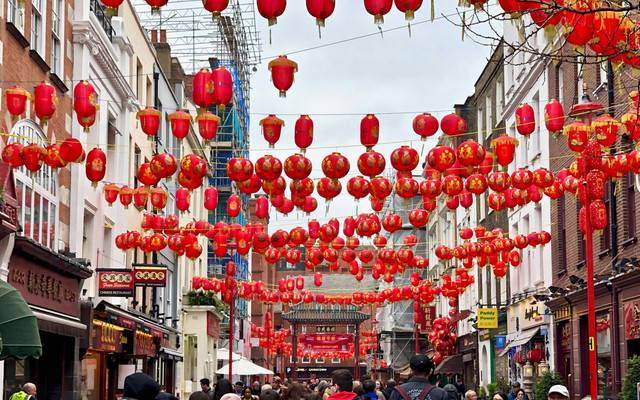 daya tarik chinatown singapore. sumber foto : unsplash/orang berjalan di bawah lampion.