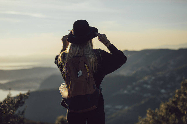 cara ke bali naik kereta dari jakarta. sumber foto : unsplash/bluewater sweden.