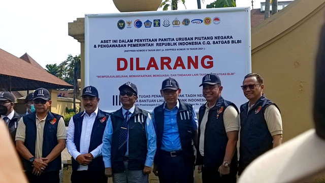 Menko Polhukam Mahfud MD dalam penyitaan aset milik Setiawan Harjono dan Hendrawan Harjono pemilik Bank Aspac di Bogor, Rabu (22/6/2022). Foto: Ave Airiza Gunanto/kumparan