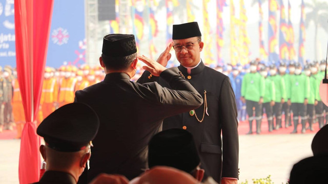 Gubernur DKI Jakarta, Anies Baswedan saat upacara peringatan hari jadi Jakarta ke-495, di lapangan Monas, Jakarta Pusat, pada Rabu (22/6/2022).  Foto: PPID DKI Jakarta