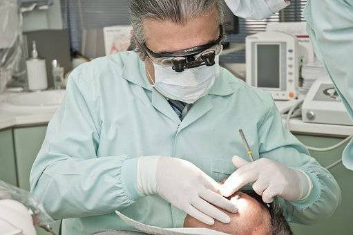 Ilustrasi dokter sedang cabut gigi pasien. Foto: Pixabay