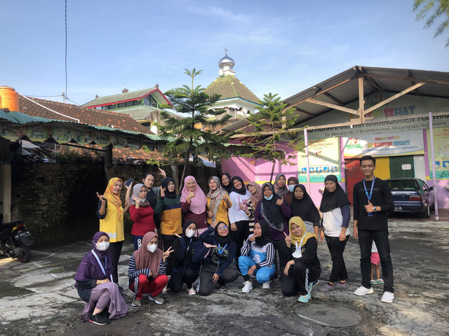 Mahasiswa KKN Alternatif 81 UAD Unit IV.B.3 senam bersama masyarakat Dusun Jotawang, Yogyakarta (Foto: Istimewa)