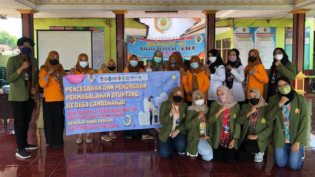 Gambar 1 Foto bersama Bidan dan Kader Desa Candiharjo (15/06/2022). [Dokumen Pribadi]