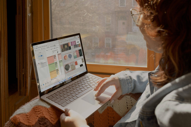 Ilustrasi menggunakan laptop. Foto: Windows/unsplash