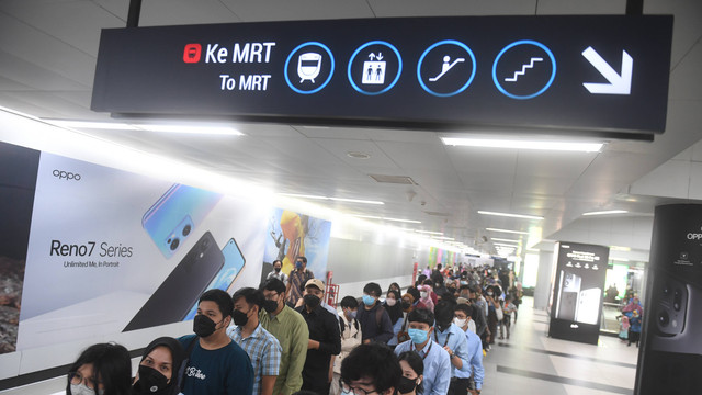 Penumpang antre di Stasiun MRT Bundaran HI, Jakarta, Rabu (22/6/2022). Foto: Akbar Nugroho Gumay/ANTARA FOTO