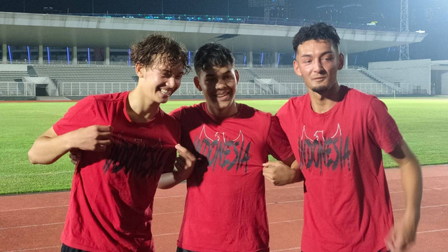 Jim Croque, Kai Boham dan Max Christoffel usai latihan Timnas U-19 di Stadion madya, Jakarta, Selasa (21/6/2022). Foto: Soni Insan Bagus L/kumparan