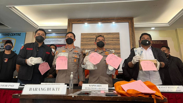 Jumpa pers kasus penemuan mayat wanita di Polres Metro Jakarta Selatan, Rabu (22/6/2022). Foto: Jonathan Devin/kumparan