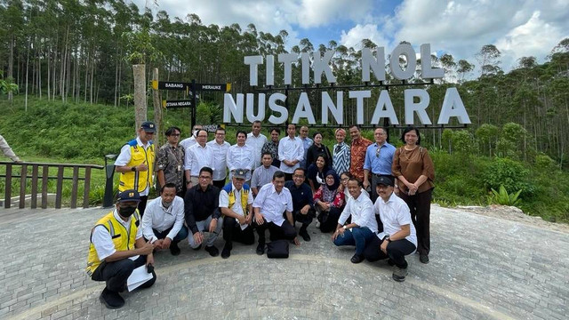 Presiden Jokowi dan Ketua DPR Puan Maharani bersama pimpinan redaksi nasional foto bersama di Titik Nol Nusantara. Foto: Dok. Istimewa