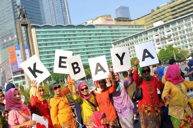 Sejumlah peserta perempuan berkebaya Indonesia saat berolahraga di Hari Bebas Kendaraan Bermotor (HBKB) di Jakarta, Minggu (19/6/2022). Foto: Fakhri Hermansyah/Antara Foto