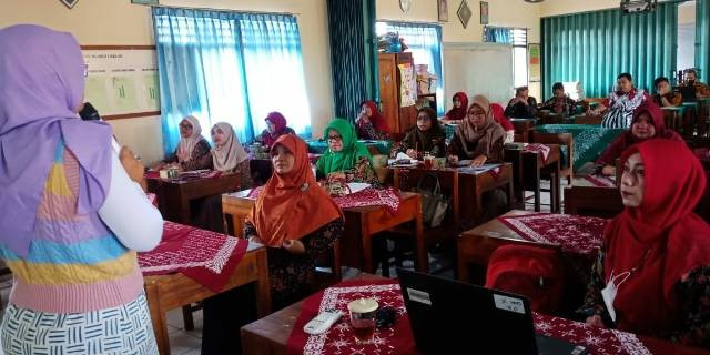 Guru dan karyawan SD Muhammadiyah Mlangi mendapat motivasi dari Novi Resmi Ningrum M.Psi, C.HT, CI.