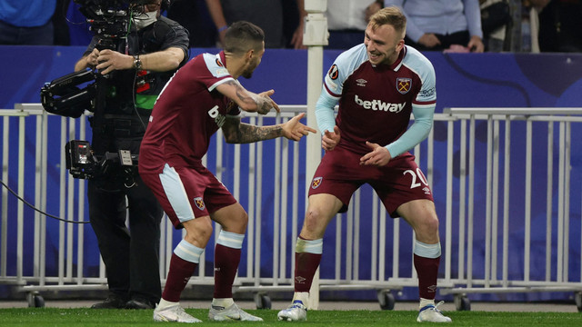 Pemain West Ham United Jarrod Bowen melakukan selebrasi saat melawan Olympique Lyonnais pada pertandingan leg kedua perempat final Liga Europa di Stadion Groupama, Lyon, Prancis. Foto: Sarah Meyssonnier/Reuters