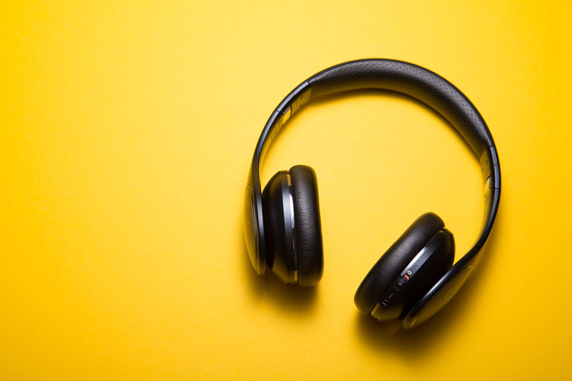 Ilustrasi mendengarkan lagu untuk healing. Foto: Unsplash