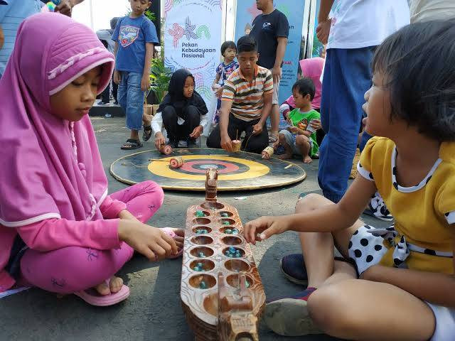 Permainan tradisional: Dok. Kemdikbud
