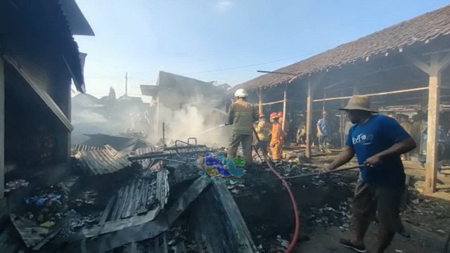 Petugas saat berupaya memadamkan api kebakaran di Pasar Desa Sidobandung, Kecamatan Balen, Kabupaten Bojonegoro. Rabu (22/06/2022). (foto: dok istimewa)