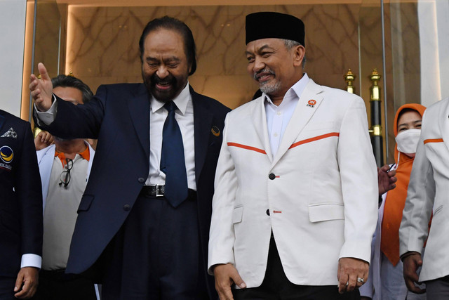 Ketua Umum Partai Nasional Demokrat (Nasdem) Surya Paloh (kiri) dan Presiden Partai Keadilan Sejahtera (PKS) Ahmad Syaikhu (kanan) didampingi jajaran petinggi kedua partai berjalan bersama usai pertemuan di Kantor DPP Nasdem, Jakarta. Foto: Aditya Pradana Putra/Antara Foto