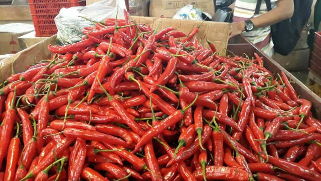 Cabai rawit dan cabai merah keriting di Pasar Senen, Jakarta (5/11/2018). Foto: Ema Fitriyani/kumparan