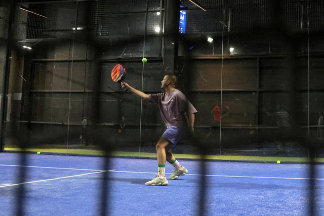 Ilustrasi olahraga padel. Foto: Ahmed Yosri/REUTERS