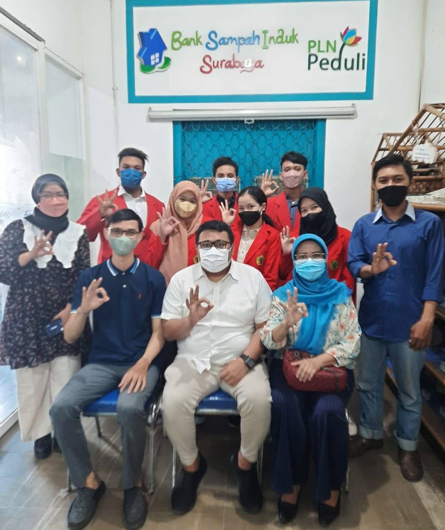 Mahasiswa UNTAG Surabaya bersama Kaprodi Ilkom UNTAG beserta Dosen Pembimbing dan Direktur BSIS. Foto: Rista Nembong