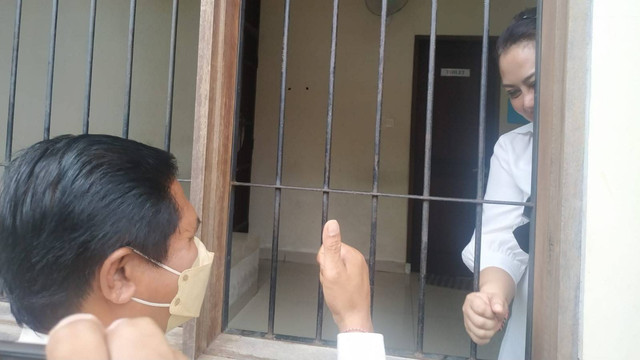 Ketut Sudikerta saat bertemu dengan Ni Putu Eka Wiryastuti di Tipikor Denpasar - ROB