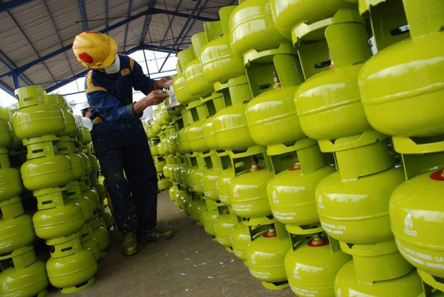 Pekerja menata gas LPG 3Kg. Foto: Dok. Pertamina