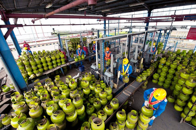Pekerja menata gas LPG 3Kg. Foto: Dok. Pertamina