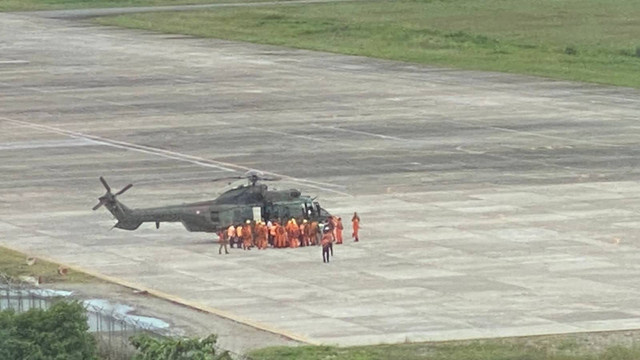 Tim gabungan Basarnas dan TNI berangkat ke lokasi kecelakaan Susi Air untuk evakuasi penumpang dan pilot menggunakan heli Caracal. Foto: Dok. Istimewa