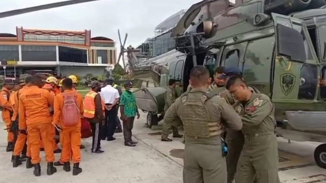 Tim SAR gabungan di Timika dalam proses evakuasi penumpang Susi Air yang mengalami kecelakaan di Timika. (Foto SAR Timika)