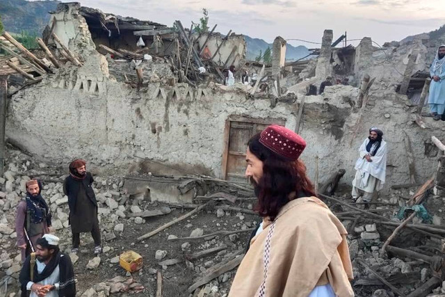 Warga Afghanistan melihat kehancuran yang disebabkan oleh gempa bumi di provinsi Paktika, Afghanistan timur, Rabu (22/6/2022). Foto: Bakhtar News Agency via AP