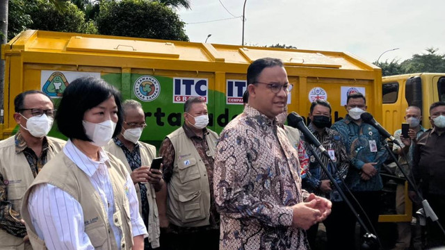 Gubernur DKI Jakarta Anies Baswedan di peluncuran implementasi sampah mandiri dan perusahaan di ITC Cempaka Mas, Jakarta Pusat, Kamis (23/6/2022). Foto: Haya Syahira/kumparan