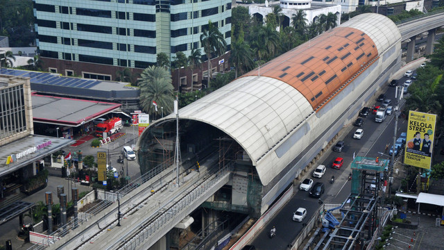 Proyek pembangunan Stasiun LRT (Light Rail Transit) di Kuningan, Jakarta Selatan, Rabu (22/6/2022). Foto: ANTARA FOTO/ Fakhri Hermansyah