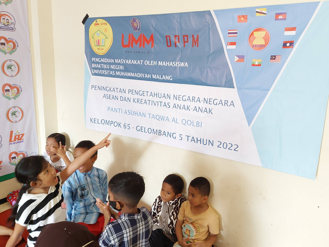 Seorang anak menunjuk bendera negara-negara ASEAN (sumber: dukumentasi pribadi)